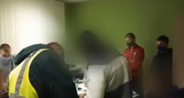 В Киеве полиция поймала хулиганов, помочившихся на служебное авто