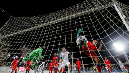 Аттила Фиола (Венгрия) забивает свой первый гол в отборочном матче чемпионата мира
