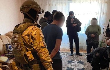 Прятался в кровати: на Луганщине спецназ задержал мужчину, который бросил в полицейских гранату