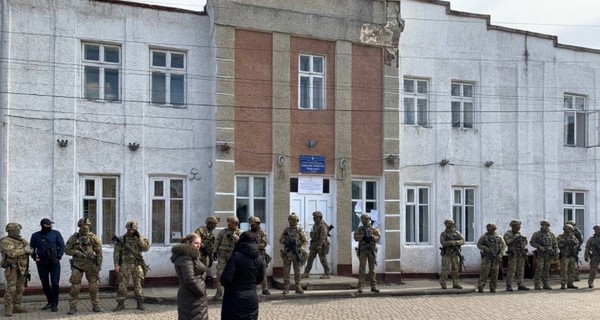 СБУ взяла под охрану помещение комиссии, где за попадание в Раду борются Вирастюк и Шевченко