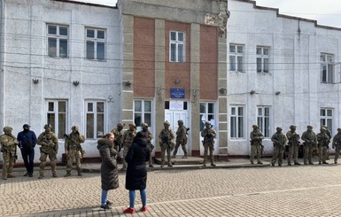 СБУ взяла под охрану помещение комиссии, где за попадание в Раду борются Вирастюк и Шевченко