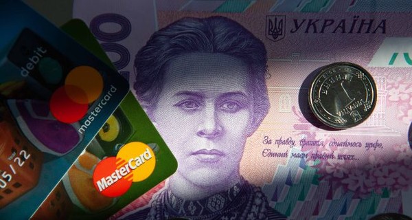 В Украине с 1 сентября все пенсии переведут на банковские карточки