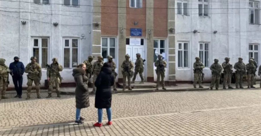 Шевченко заявил о фальсификации со стороны власти. Спецназовцы окружили здание ОИК