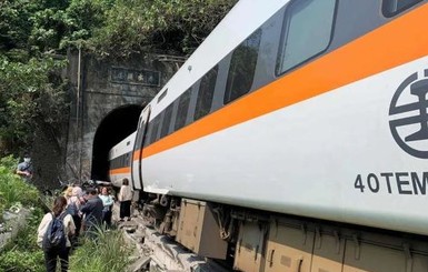 На Тайване грузовик врезался в поезд, минимум 36 погибших