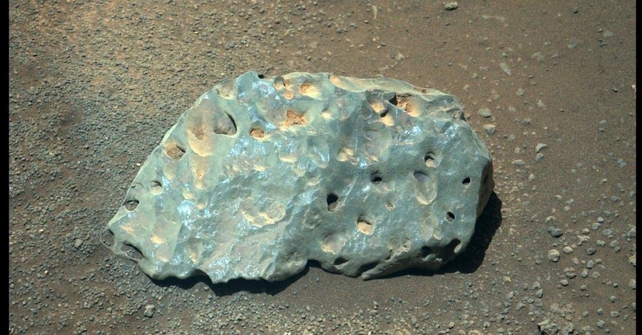 NASA обнаружили на Марсе загадочный голубой камень