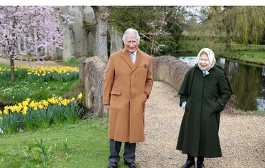 Королева Елизавета II и принц Чарльз показали, как проводят пасхальные выходные