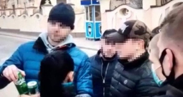 Двое россиян, представившись активистами, избили на Подоле киевлянина за то, что он пил на улице пиво