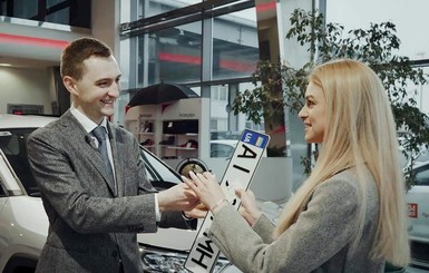 За 10 минут. Автосалоны в Украине начали регистрировать новые машины прямо в точках продажи