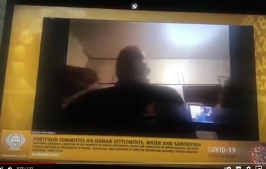 В ЮАР жена чиновника сорвала Zoom-конференцию, появившись на видео голой