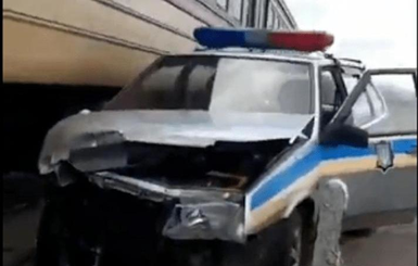 Под Днепром электричка снесла на переезде полицейское авто
