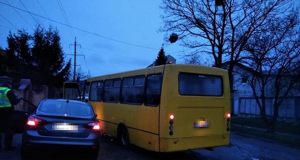 Во Львове маршрутчик помог задержать водителя под кайфом