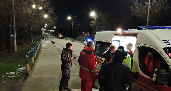 В Кривом Роге спасатели вытащили из воды девушку, спрыгнувшую с автомобильного моста