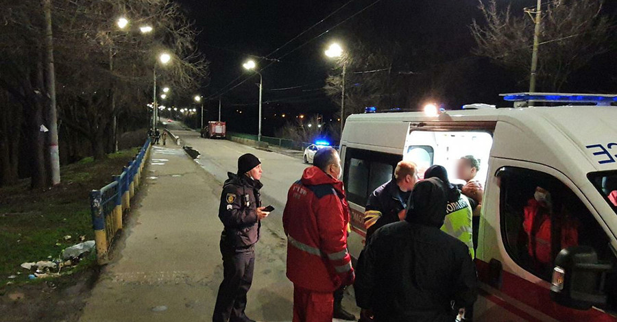 В Кривом Роге спасатели вытащили из воды девушку, спрыгнувшую с автомобильного моста