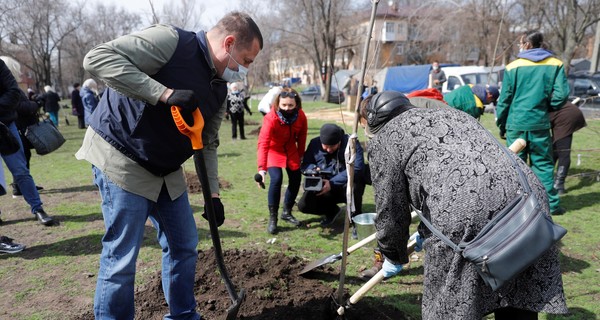 Факт. У Дніпрі містяни різного віку об’єдналися, щоб висадити дерева для нового скверу