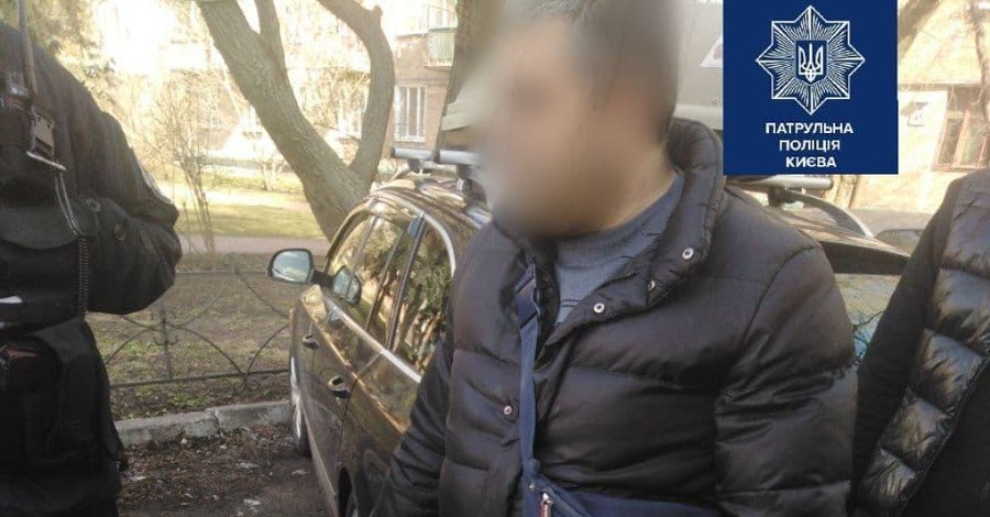 В Киеве задержали мужчину, который плюнул в лицо кассиру