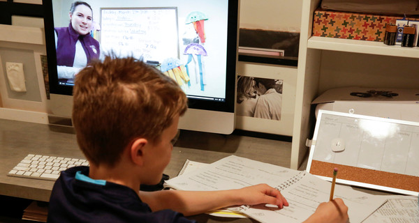 Каждый третий школьник Украины учится онлайн