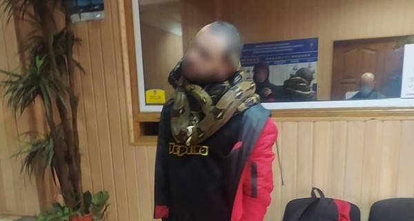 В Киеве мужчина с огромными змеями на шее приставал к прохожим