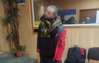 В Киеве мужчина с огромными змеями на шее приставал к прохожим