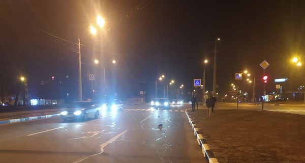 В Харькове авто насмерть сбило полицейского, который переходил дорогу на красный свет
