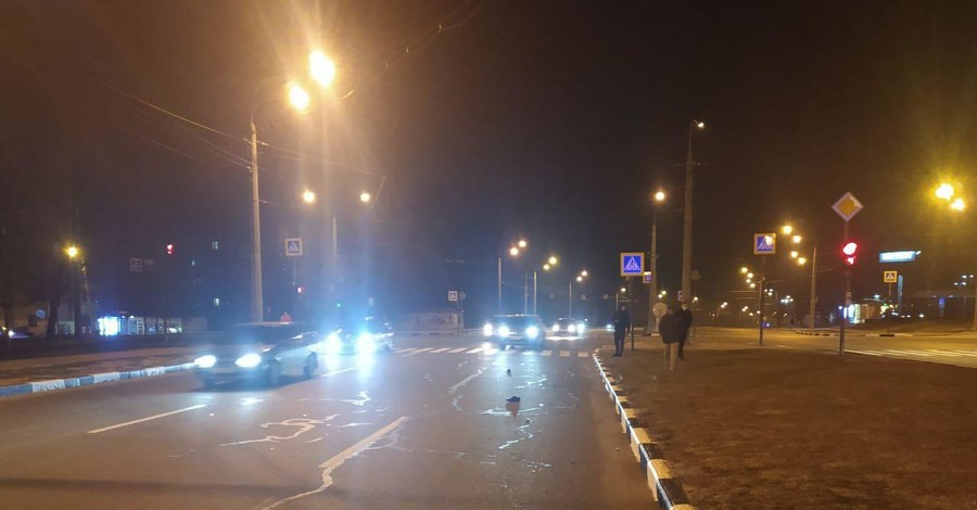 В Харькове авто насмерть сбило полицейского, который переходил дорогу на красный свет