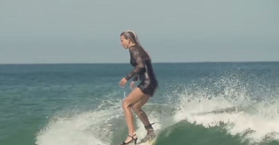 23-летняя серфингистка прокатилась по волнам в платье и на каблуках
