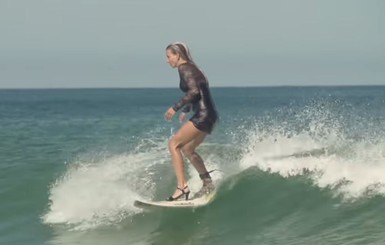 23-летняя серфингистка прокатилась по волнам в платье и на каблуках