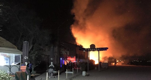 В Одессе после потасовки милиции, батальонов и хулиганов сгорел бар