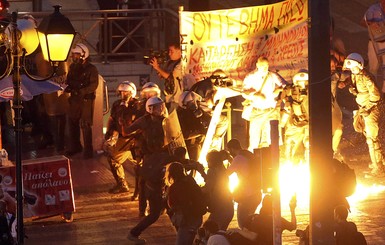 Против демонстрантов в Афинах применили слезоточивый газ