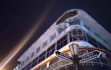 В центре Одессы обвалился фасад многоэтажного дома