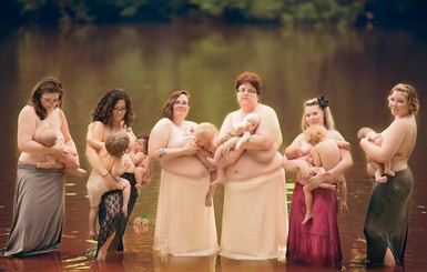 Кормящие матери разделись перед камерой ради других женщин
