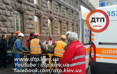 В центре Киева рабочий упал с 10-метровой высоты