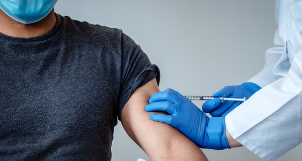 В Украине начали делать прививки вакциной CoronaVac 