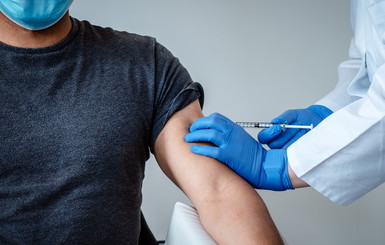 В Украине начали делать прививки вакциной CoronaVac 