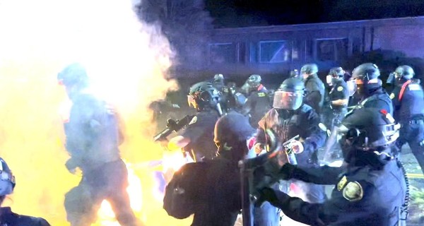 Протесты в Миннесоте: между полицией и гражданскими начались столкновения
