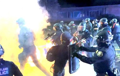 Протесты в Миннесоте: между полицией и гражданскими начались столкновения