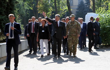 Петру Порошенко устроили экскурсию по музею АТО