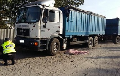 В Харьковской области грузовик насмерть сбил школьницу