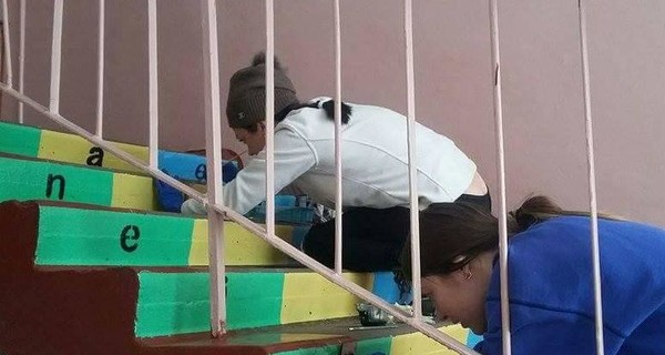 В Коцюбинском лестница в подъезде помогает изучать английский