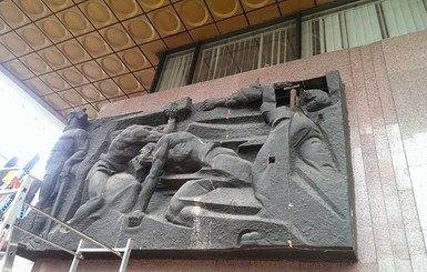 С Украинского дома сняли барельеф, который являлся архитектурной памяткой