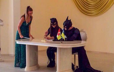 В одесском загсе расписали Бэтмена и Женщину-кошку