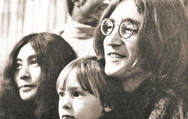 В сети появилось неизвестное видео Джона Леннона и Йоко Оно на диване