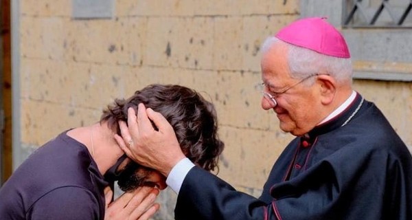 В Италии священник влюбился и попрощался с рясой во время воскресной мессы