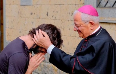 В Италии священник влюбился и попрощался с рясой во время воскресной мессы