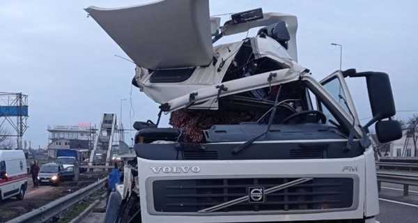 Под Киевом грузовик протаранил пешеходный мост, есть пострадавшие