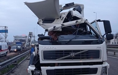 Под Киевом грузовик протаранил пешеходный мост, есть пострадавшие