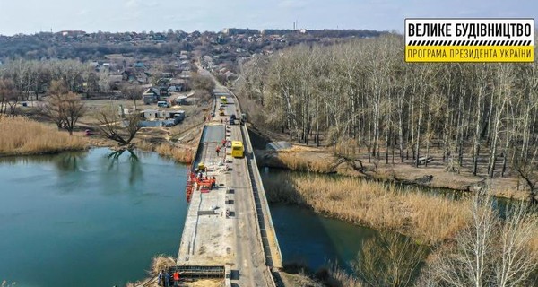 Факт. На виїзді з Чугуєва відновлюють міст через Сіверський Донець