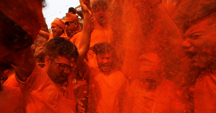 Оранжевый праздник: в Непале проходит фестиваль Синдур Джатра