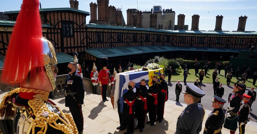 На похоронах принца Филиппа арестовали голую женщину, которая устроила протест
