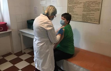В Украине сделали первые прививки вакциной Pfizer