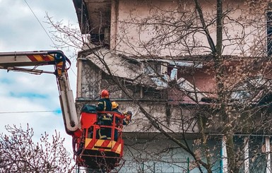 В многоэтажке Киева обвалился балкон